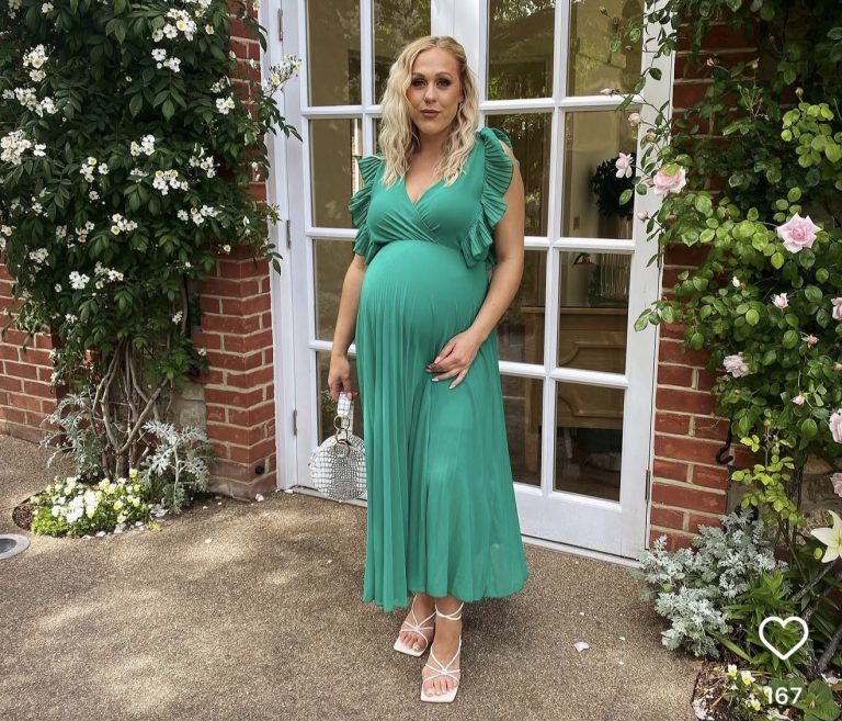 7 Comfy Pregnancy Outfits for Wedding Guests