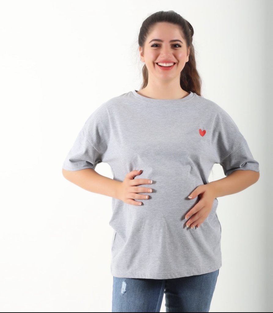 Jeans and basic tee for antenatal 