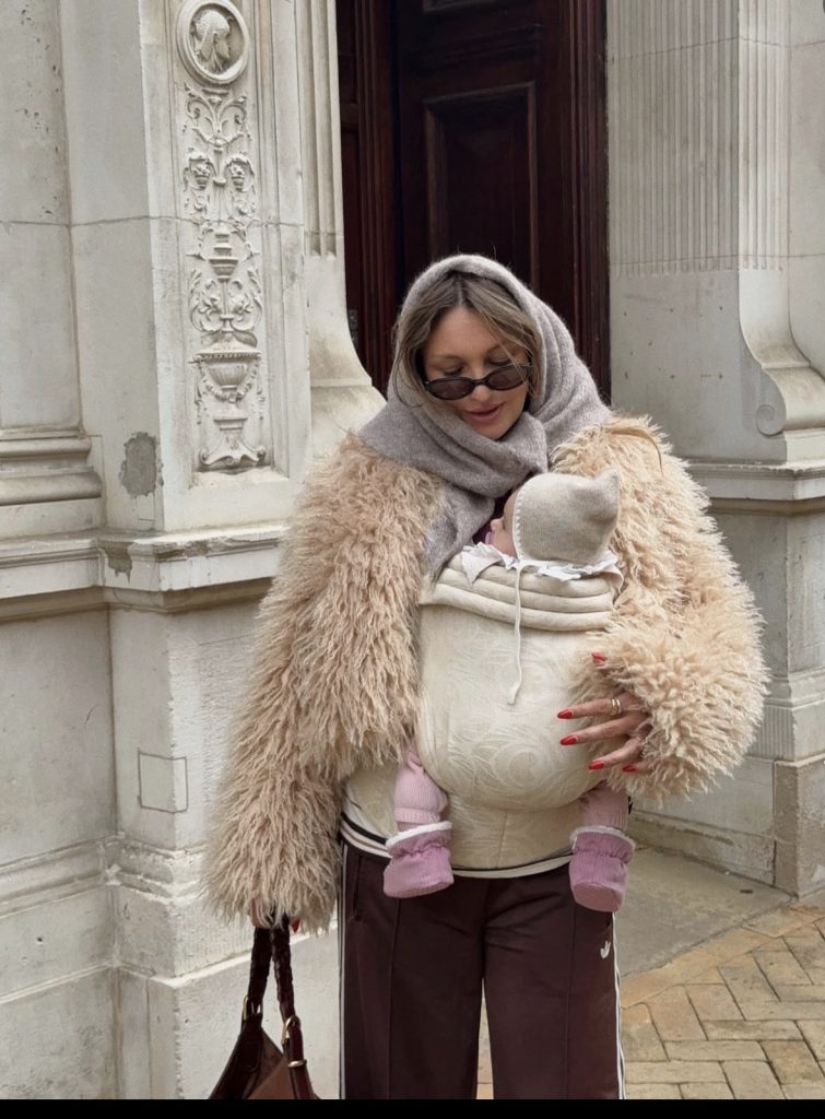 Chic Postpartum Going Home Outfits for Mom