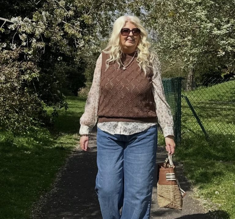 5 Casual Jeans Outfit Ideas for Over 60 Women
