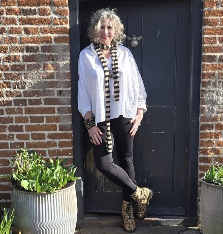 5 Comfy Leggings Outfits for Women Over 50
