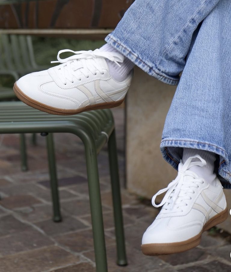 5 White Sneaker Outfits for Women Over 50 That Look Chic