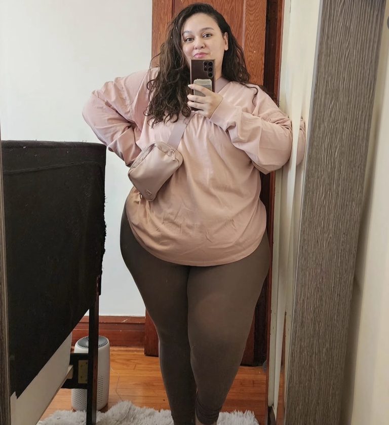 6 Comfy Leggings Outfits for Plus Size Women (That Actually Look Put Together)