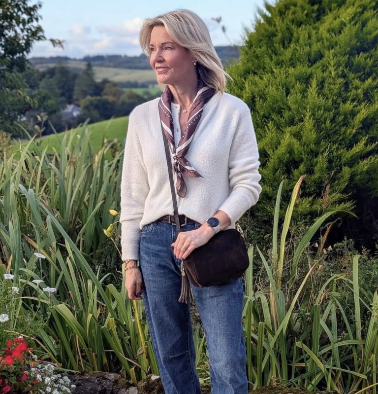6 Casual Fall Outfit Ideas For Women Over 50 That Look Chic On You